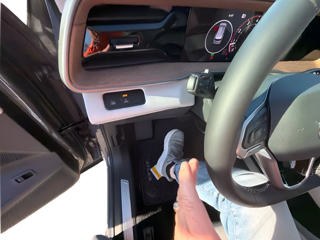 2027 Volkswagen Atlas SE w/Tech 4MOTION