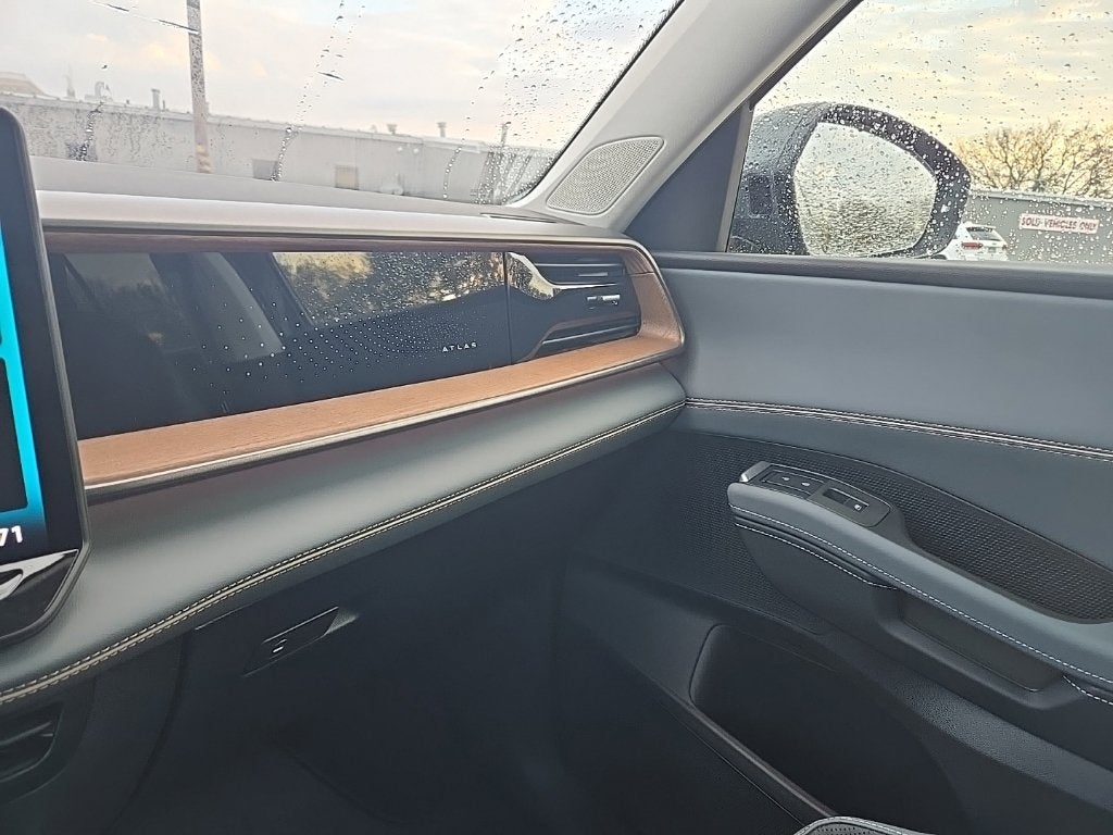 2027 Volkswagen Atlas SE w/Technology