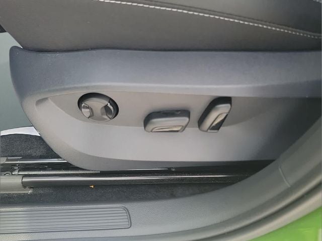 2026 Volkswagen Taos 1.5T SE Black